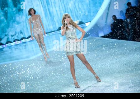 Taylor Swift se produit au Secret Fashion Show 2013 de Victoria à Lexington Avenue Armory le 13 novembre 2013 à New York City, NY, États-Unis. Photo de Lionel Hahn/ABACAPRESS.COM Banque D'Images