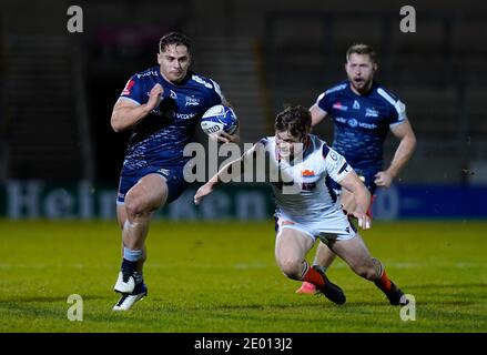 Solde Sharks centre Rohan Janse van Rensburg brise Édimbourg Rugby défense pour marquer un essai pendant les champions européens Soldes des coupes du même prix -V- Banque D'Images