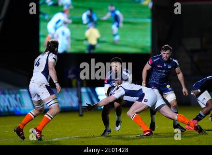 Solde l'aile Sharks Denny Solomona se trouve dans le prop de rugby d'Édimbourg Simon Berghan lors de la coupe des champions européens sale Sharks -V- Edinburgh Rugby a Banque D'Images