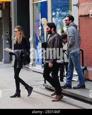 Adam Levine et sa nouvelle copine le modèle de la Victoria Secret Behati Prinsloo sont vus visiter quelques appartements à Soho, New York, NY, Etats-Unis le 15 novembre 2013. Photo de Morgan Dessalles/ABACAPRESS.COM Banque D'Images