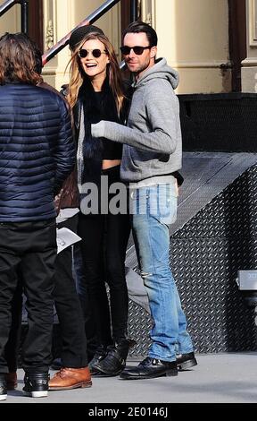 Adam Levine et sa nouvelle copine le modèle de la Victoria Secret Behati Prinsloo sont vus visiter quelques appartements à Soho, New York, NY, Etats-Unis le 15 novembre 2013. Photo de Morgan Dessalles/ABACAPRESS.COM Banque D'Images