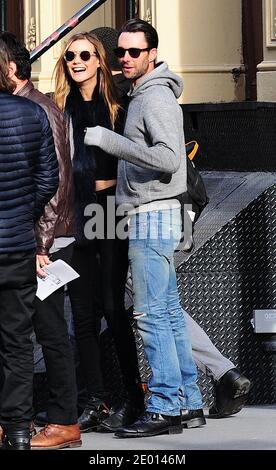 Adam Levine et sa nouvelle copine le modèle de la Victoria Secret Behati Prinsloo sont vus visiter quelques appartements à Soho, New York, NY, Etats-Unis le 15 novembre 2013. Photo de Morgan Dessalles/ABACAPRESS.COM Banque D'Images