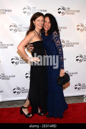 JO-Anne McArthur et Karen Dawn arrivent pour la première « The Ghosts in Our machine » qui s'est tenue au Music Hall de Laemmle à Beverly Hills, Los Angeles, CA, États-Unis, le 15 novembre 2013. Photo de Tonya Wise/ABACAPRESS.COM Banque D'Images