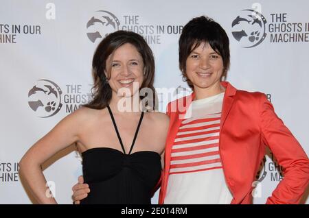 Liz Marshall et JO-Anne McArthur arrivent pour la première "The Ghosts in Our machine" qui s'est tenue au Music Hall de Laemmle à Beverly Hills, Los Angeles, CA, Etats-Unis le 15 novembre 2013. Photo de Tonya Wise/ABACAPRESS.COM Banque D'Images