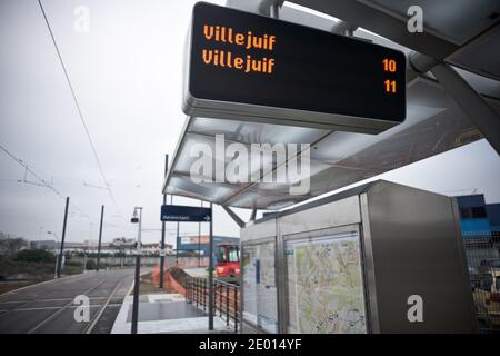 Inauguration du tramway 7 qui relie Villejuif Aragon à Athy-Mons, au sud de Paris. Villejuif, France, le 16 novembre 2013. Photo de Nicolas Messyasz/ABACAPRESS.COM Banque D'Images