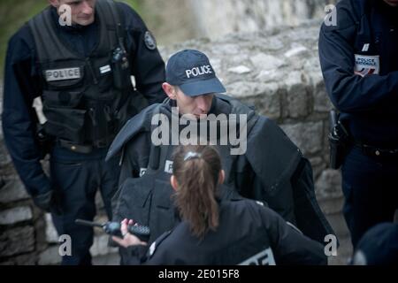 La police tient des gardes devant le siège de radio France, la Maison de la radio à Paris, France, le 18 novembre 2013. Trois jours après une fusillade sur le réseau d'informations BFM-TV, un tireur a ouvert aujourd'hui le feu dans le hall d'un bureau de presse français Liberation à Paris. Photo de Nicolas Messyasz/ABACAPRESS.COM Banque D'Images