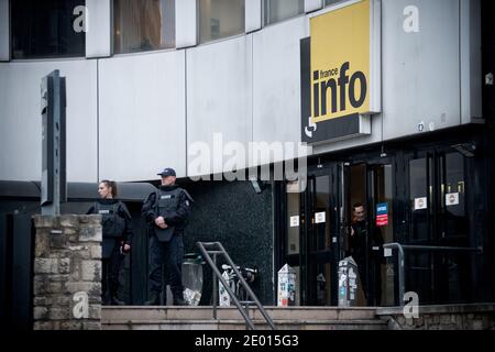 La police tient des gardes devant le siège de radio France, la Maison de la radio à Paris, France, le 18 novembre 2013. Trois jours après une fusillade sur le réseau d'informations BFM-TV, un tireur a ouvert aujourd'hui le feu dans le hall d'un bureau de presse français Liberation à Paris. Photo de Nicolas Messyasz/ABACAPRESS.COM Banque D'Images