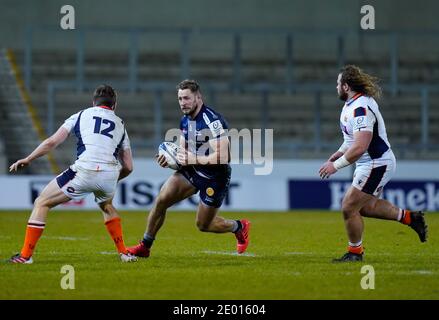 Solde Sharks Center Sam Hill fonctionne au centre de rugby d'Édimbourg Chris Dean lors de la coupe des champions européens sale Sharks -V- Edinburgh Rugby à l'A Banque D'Images