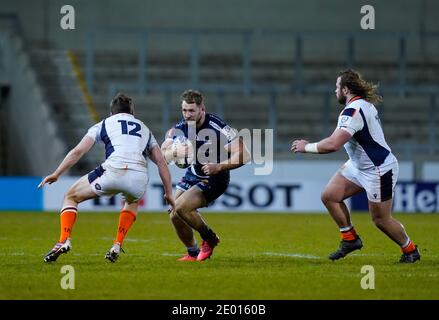 Solde Sharks Center Sam Hill fonctionne au centre de rugby d'Édimbourg Chris Dean lors de la coupe des champions européens sale Sharks -V- Edinburgh Rugby à l'A Banque D'Images