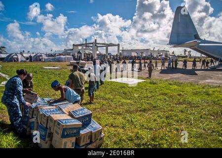 Des marins affectés au porte-avions de la Marine américaine USS George Washington (CVN 73), des Marines affectés à la 3e Brigade expéditionnaire maritime (MEB 3) et des civils philippins déchargent des secours à l'appui de l'opération Damayan. Le groupe de grève George Washington appuie la 3e BVM pour aider le gouvernement philippin à répondre aux séquelles du Super Typhon Haiyan/Yolanda en République des Philippines. Photo par US Navy via ABACAPRESS.COM Banque D'Images