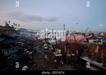 Une vue sur la ville de Tacloban aux Philippines après le typhon Haiyan le 17 novembre 2013. Photo de Christian Mouchet/ABACAPRESS.COM Banque D'Images