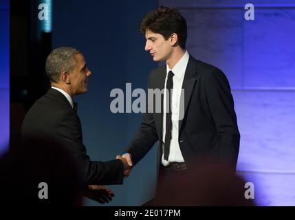 Le président Barack Obama se serre la main avec Jack Schlossberg, petit-fils du président John F. Kennedy, après avoir présenté Obama, lors d'un dîner en l'honneur des lauréats de la Médaille de la liberté au Smithsonian National Museum of American History à Washington, DC, USA, le 20 novembre 2013. Photo de Kevin Dietsch/Pool/ABACAPRESS.COM Banque D'Images