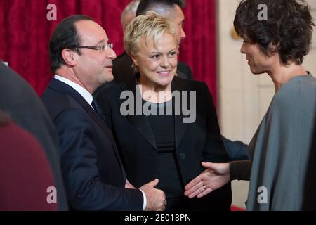 L'humoriste français Muriel Robin et sa compagne Anne le NEN parlent au président français François Hollande lors de la cérémonie où la chanteuse et actrice française Line Renaud a été nommée Grand Officier de la Légion d'Honneur au Palais de l'Elysée à Paris, le 21 novembre 2013. Photo de Nicolas Gouhier/ABACAPRESS.COM Banque D'Images