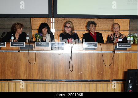 Edith Cresson, Mireille Calle Gruber, Catherine Deneuve, Antoinette Fouque et Beatrice Didier ont assisté au lancement du livre le Dictionnaire universel des Creatrices qui s'est tenu au siège de l'UNESCO, à Paris, en France, le 22 novembre 2013. Photo d'Aurore Marechal/ABACAPRESS.COM Banque D'Images