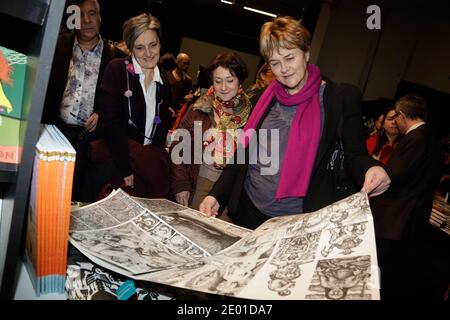 Exclusif - Dominique Voynet visite du "Salon du livre et de la presse jeunesse" à Montreuil, France, le 27 novembre 2013. Photo de Jerome Domine/ABACAPRESS.COM Banque D'Images