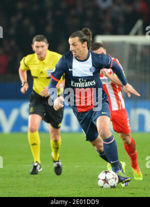 Zlatan Ibrahimovic du PSG lors du match de football du groupe C de la Ligue des champions de l'UEFA, Paris Saint-Germain contre le FC Olympiacos au Parc des Princes à Paris, en France, le 27 2013 novembre. Paris a gagné 2-1. Photo de Christian Liewig/ABACAPRESS.COM Banque D'Images