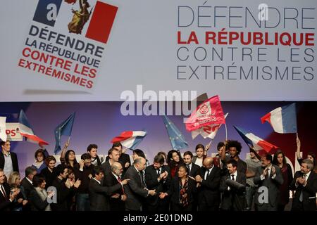 Le ministre de l'intérieur Manuel Valls, Guillaume Bachelay, premier secrétaire du Parti socialiste (PS), Harlem Desir, ministre de la Justice, Christiane Taubira, ministre de l'éducation, Vincent Peillon, Robert Hue et Jean-Michel Baylet sur scène à l'issue d'une réunion organisée par le Parti socialiste français pour « mettre la République contre les extrêmes », à Paris, France le 27 novembre 2013. Photo de Stephane Lemouton/ABACAPRESS.COM Banque D'Images