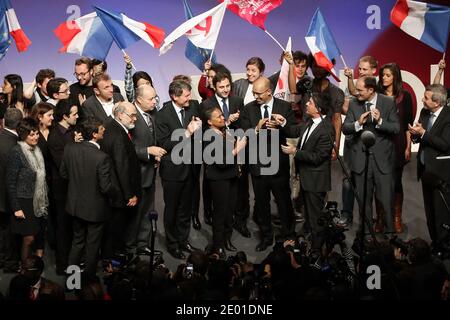 Le ministre de l'intérieur Manuel Valls, Guillaume Bachelay, premier secrétaire du Parti socialiste (PS), Harlem Desir, ministre de la Justice, Christiane Taubira, ministre de l'éducation, Vincent Peillon, Robert Hue et Jean-Michel Baylet sur scène à l'issue d'une réunion organisée par le Parti socialiste français pour « mettre la République contre les extrêmes », à Paris, France le 27 novembre 2013. Photo de Stephane Lemouton/ABACAPRESS.COM Banque D'Images