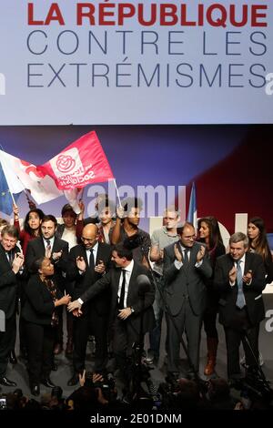 Le ministre de l'intérieur Manuel Valls, Guillaume Bachelay, premier secrétaire du Parti socialiste (PS), Harlem Desir, ministre de la Justice, Christiane Taubira, ministre de l'éducation, Vincent Peillon, Robert Hue et Jean-Michel Baylet sur scène à l'issue d'une réunion organisée par le Parti socialiste français pour « mettre la République contre les extrêmes », à Paris, France le 27 novembre 2013. Photo de Stephane Lemouton/ABACAPRESS.COM Banque D'Images