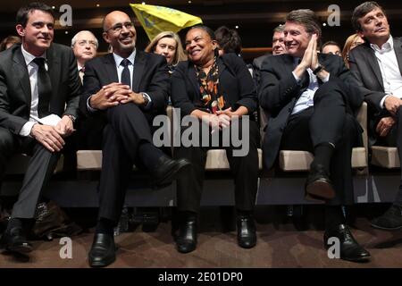 Guillaume Bachelay, ministre de l'intérieur Manuel Valls, premier secrétaire du Parti socialiste (PS), Harlem Desir, ministre de la Justice, Christiane Taubira, ministre de l'Education, Vincent Peillon et David Assouline, sont représentés lors d'une réunion organisée par le Parti socialiste français pour « renverser la République contre les extrêmes », à Paris, en France, le 27 novembre 2013. Photo de Stephane Lemouton/ABACAPRESS.COM Banque D'Images