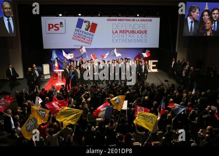 Le ministre de l'intérieur Manuel Valls, Guillaume Bachelay, premier secrétaire du Parti socialiste (PS), Harlem Desir, ministre de la Justice, Christiane Taubira, ministre de l'éducation, Vincent Peillon, Robert Hue et Jean-Michel Baylet sur scène à l'issue d'une réunion organisée par le Parti socialiste français pour « mettre la République contre les extrêmes », à Paris, France le 27 novembre 2013. Photo de Stephane Lemouton/ABACAPRESS.COM Banque D'Images