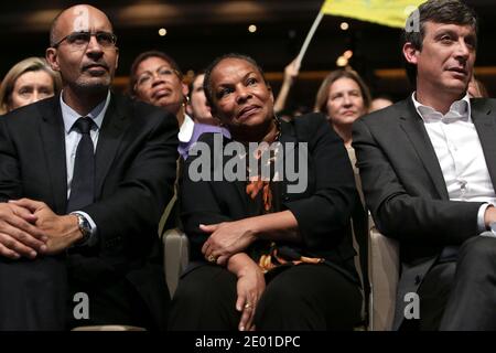 La ministre de la Justice, Christiane Taubira, le premier secrétaire du Parti socialiste (PS), Harlem Desir et David Assouline sont photographiés lors d'une réunion organisée par le Parti socialiste français pour « renverser la République contre les extrêmes », à Paris, en France, le 27 novembre 2013. Photo de Stephane Lemouton/ABACAPRESS.COM Banque D'Images