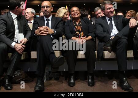 Le ministre de l'intérieur Manuel Valls, le premier secrétaire du Parti socialiste (PS), Harlem Desir, la ministre de la Justice, Christiane Taubira, et le ministre de l'éducation, Vincent Peillon, sont photographiés lors d'une réunion organisée par le Parti socialiste français pour « mettre fin à la République contre les extrêmes », à Paris, en France, le 27 novembre 2013. Photo de Stephane Lemouton/ABACAPRESS.COM Banque D'Images