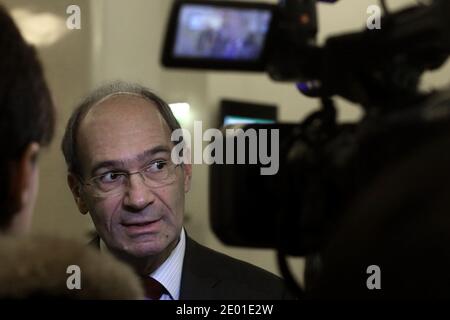 L'ancien ministre du Budget, Eric Woerth, répond aux médias lorsqu'il participe à la Conférence parlementaire sur le grand plan d'investissement qui s'est tenue à la Maison de la Chimie, à Paris, en France, le 28 novembre 2013. Photo de Stephane Lemouton/ABACAPRESS.COM Banque D'Images