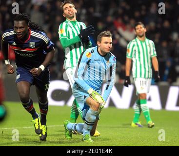 Le Bafetimbi Gomis d'Ol' s célèbre après avoir obtenu son score lors du match de football de l'UEFA Europa League, l'Olympique de Lyon contre Real Betis Balompie au stade Gerland de Lyon, France, le 28 novembre 2013. OL gagné 1-0. Photo de Vincent Dargent/ABACAPRESS.COM Banque D'Images