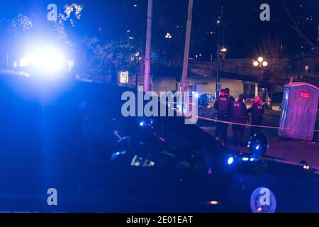 Seattle, États-Unis. 26 décembre 2020. Police de Seattle à City Hall Park enquêtant sur une agression présumée. Banque D'Images