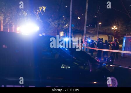 Seattle, États-Unis. 26 décembre 2020. Police de Seattle à City Hall Park enquêtant sur une agression présumée. Banque D'Images