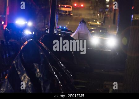 Seattle, États-Unis. 26 décembre 2020. Police de Seattle à City Hall Park enquêtant sur une agression présumée. Banque D'Images