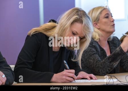 Le chef du parti d'extrême-droite Front national (FN) Marine le Pen et l'adjoint du FN Marion Marechal-le Pen assistent à une conférence de presse à Mazan, dans le sud de la France, avant une réunion, le 30 novembre 2013. Photo de Jean-Christophe Roy/ABACAPRESS.COM Banque D'Images