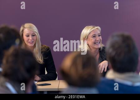 Le chef du parti d'extrême-droite Front national (FN) Marine le Pen et l'adjoint du FN Marion Marechal-le Pen assistent à une conférence de presse à Mazan, dans le sud de la France, avant une réunion, le 30 novembre 2013. Photo de Jean-Christophe Roy/ABACAPRESS.COM Banque D'Images