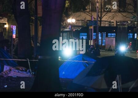 Seattle, États-Unis. 26 décembre 2020. Police de Seattle à City Hall Park enquêtant sur une agression présumée. Banque D'Images