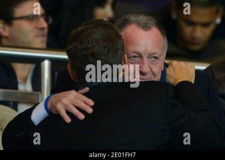 Nicolas Sarkozy est accueilli par le Président de Lyon Jean-Michel Aucas lors du match de football de la première Ligue française, Paris Saint-Germain vs Olympique Lyonnais, au Parc des Princes à Paris, France, le 1er décembre 2013. PSG a gagné 4-0. Photo de Henri Szwarc/ABACAPRESS.COM Banque D'Images