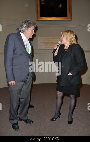 Le lauréat 2013 Jean-Pierre Mocky et Nicoletta assistent à la cérémonie de remise des prix Alphonse-Allais 2013 qui s'est tenue à la salle Louis Lumiere à Paris, en France, le 2 décembre 2013. Photo de Thierry Plessis/ABACAPRESS.COM Banque D'Images
