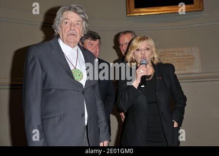 Le lauréat 2013 Jean-Pierre Mocky et Nicoletta assistent à la cérémonie de remise des prix Alphonse-Allais 2013 qui s'est tenue à la salle Louis Lumiere à Paris, en France, le 2 décembre 2013. Photo de Thierry Plessis/ABACAPRESS.COM Banque D'Images