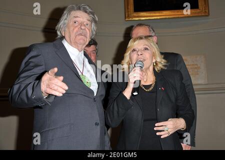 Le lauréat 2013 Jean-Pierre Mocky et Nicoletta assistent à la cérémonie de remise des prix Alphonse-Allais 2013 qui s'est tenue à la salle Louis Lumiere à Paris, en France, le 2 décembre 2013. Photo de Thierry Plessis/ABACAPRESS.COM Banque D'Images