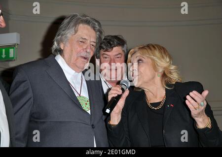 Le lauréat 2013 Jean-Pierre Mocky et Nicoletta assistent à la cérémonie de remise des prix Alphonse-Allais 2013 qui s'est tenue à la salle Louis Lumiere à Paris, en France, le 2 décembre 2013. Photo de Thierry Plessis/ABACAPRESS.COM Banque D'Images