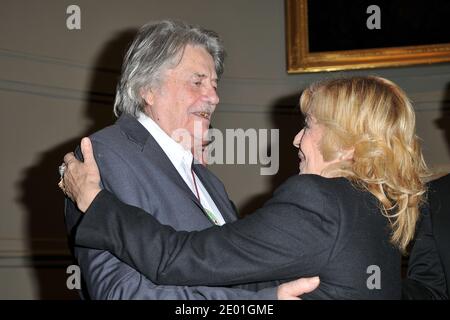 Le lauréat 2013 Jean-Pierre Mocky et Nicoletta assistent à la cérémonie de remise des prix Alphonse-Allais 2013 qui s'est tenue à la salle Louis Lumiere à Paris, en France, le 2 décembre 2013. Photo de Thierry Plessis/ABACAPRESS.COM Banque D'Images