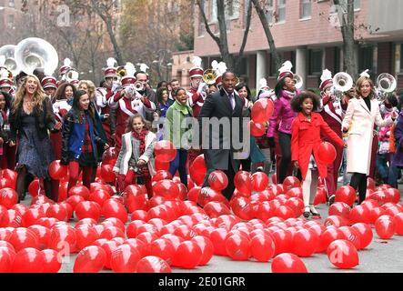 Les acteurs Jamie Foxx, Rose Byrne, Cameron Diaz et Quvenzhane Wallis filment une scène de danse sur le décor de 'Annie' à Harlem, New York City, NY, USA le 2 décembre 2013. Photo de Charles Guerin/ABACAPRESS.COM Banque D'Images