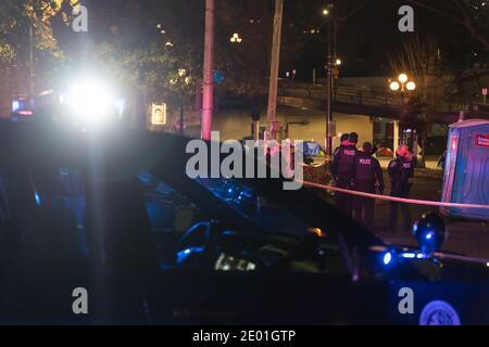 Seattle, États-Unis. 26 décembre 2020. Police de Seattle à City Hall Park enquêtant sur une agression présumée. Banque D'Images