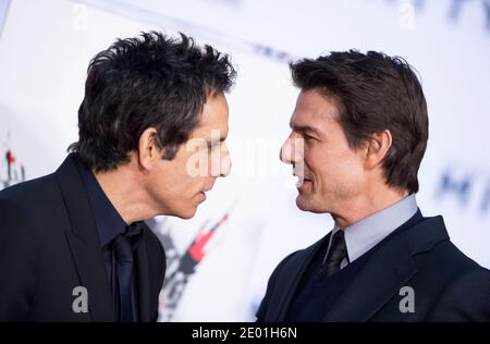 L'acteur Tom Cruise est accompagné de l'acteur Ben Stiller en tant que Stiller et reçoit une cérémonie de main et empreinte au TCL Chinese Theatre de Los Angeles, CA, USA, le 3 décembre 2013. Photo de Lionel Hahn/ABACAPRESS.COM Banque D'Images