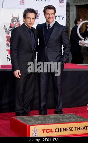 L'acteur Tom Cruise est accompagné de l'acteur Ben Stiller en tant que Stiller et reçoit une cérémonie de main et empreinte au TCL Chinese Theatre de Los Angeles, CA, USA, le 3 décembre 2013. Photo de Lionel Hahn/ABACAPRESS.COM Banque D'Images