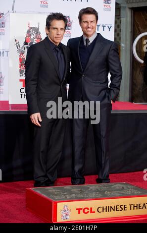 L'acteur Tom Cruise est accompagné de l'acteur Ben Stiller en tant que Stiller et reçoit une cérémonie de main et empreinte au TCL Chinese Theatre de Los Angeles, CA, USA, le 3 décembre 2013. Photo de Lionel Hahn/ABACAPRESS.COM Banque D'Images