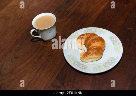 Croissant et café le matin Banque D'Images