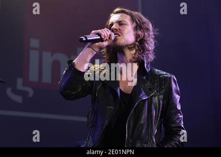 Julien Dore en direct lors du 50e anniversaire de l'Inter-France, qui s'est tenu à la Gaite lyrique à Paris, en France, le 8 décembre 2013. Photo de Audrey Poree/ABACAPRESS.COM Banque D'Images