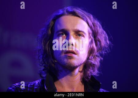 Julien Dore en direct lors du 50e anniversaire de l'Inter-France, qui s'est tenu à la Gaite lyrique à Paris, en France, le 8 décembre 2013. Photo de Audrey Poree/ABACAPRESS.COM Banque D'Images