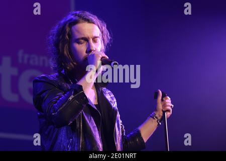 Julien Dore en direct lors du 50e anniversaire de l'Inter-France, qui s'est tenu à la Gaite lyrique à Paris, en France, le 8 décembre 2013. Photo de Audrey Poree/ABACAPRESS.COM Banque D'Images